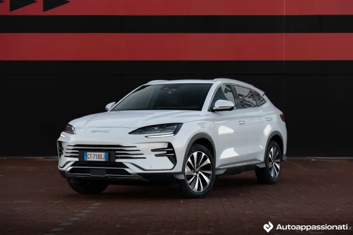 La BYD Seal U DM-i bianca