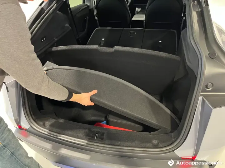 tesla model y 2025 08