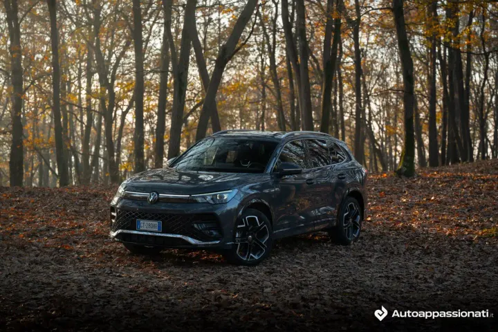 foto di una volkswagen tiguan 2025 2.0 TDI parcheggiata su delle foglie secche in un ambiente boschivo in autunno