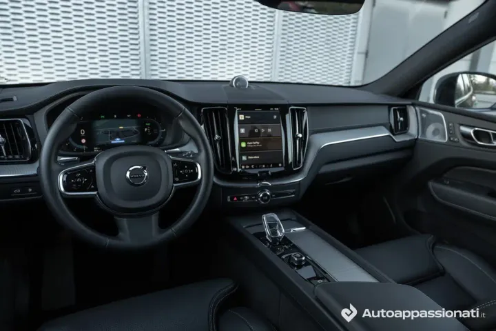 Volvo XC60 T8 plug-in ibrida interni