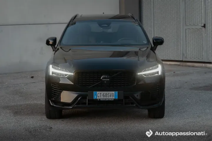 volvo xc60 plug-in ibrida t8 frontale thor hammer