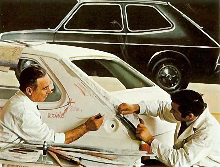 2il modello della fiat 127 con alle spalle il figurino tracciato da breuer su indicazioni di manzu