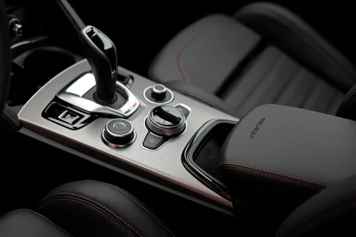 tunnel centrale alfa romeo stelvio intensa