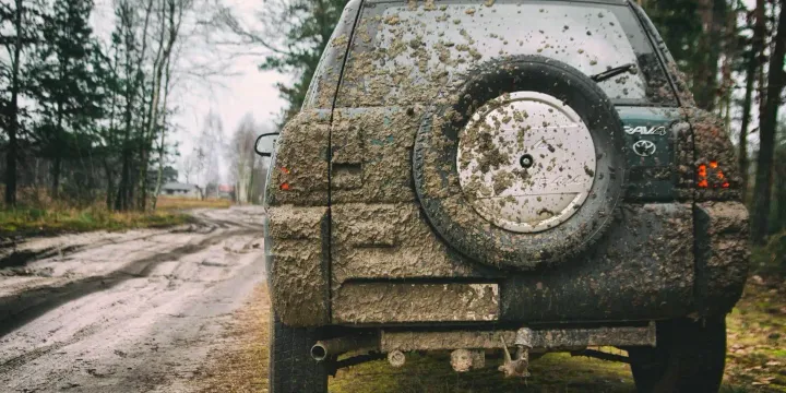 Auto sporca targa non leggibile