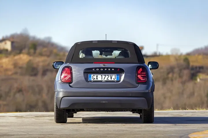 Mini Cooper Cabrio S 2025 posteriore