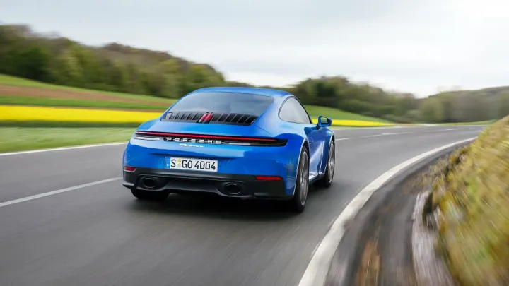 Porsche 911 Carrera 2025 posteriore tre quarti dinamica