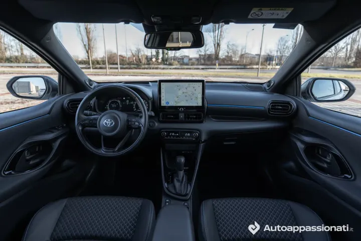 interni toyota yaris infotainment sedili bagagliaio