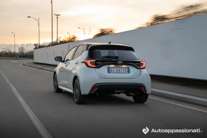 toyota yaris 2025 posteriore fari accelerazione potenza motori