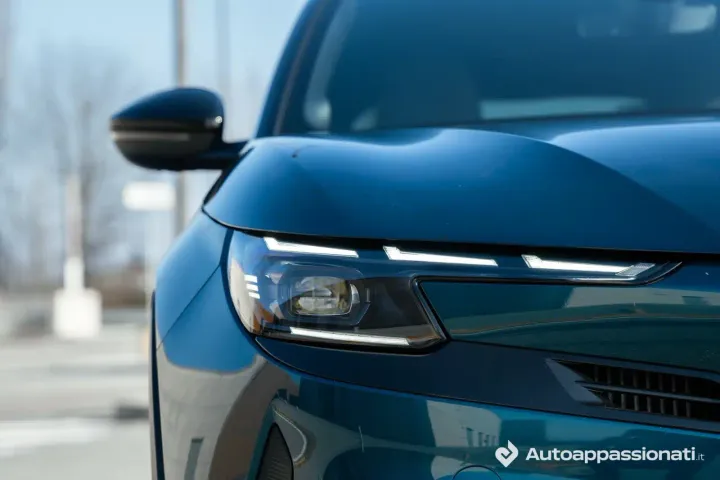 Alfa Romeo Junior Hybrid faro anteriore