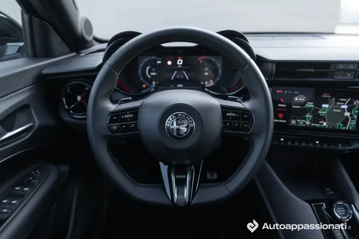 Alfa Romeo Junior Hybrid volante