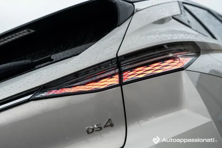 faro posteriore ds 4 hybrid