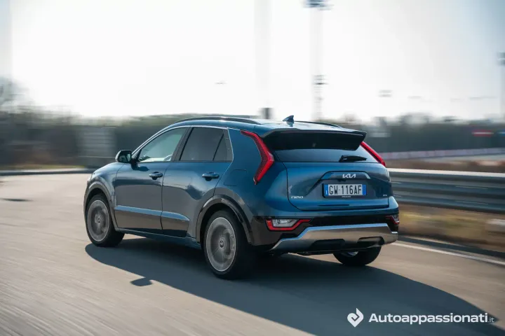 kia niro trifuel 2025 dinamica curva