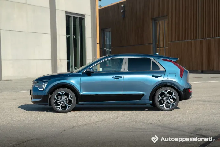 kia niro trifuel 2025 laterale piena