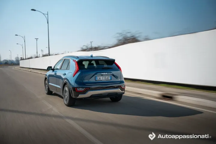 kia niro trifuel 2025 posteriore tre quarti