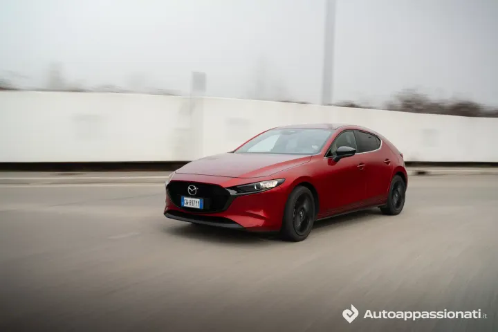 mazda 3 2025 25 dinamica curva tre quarti