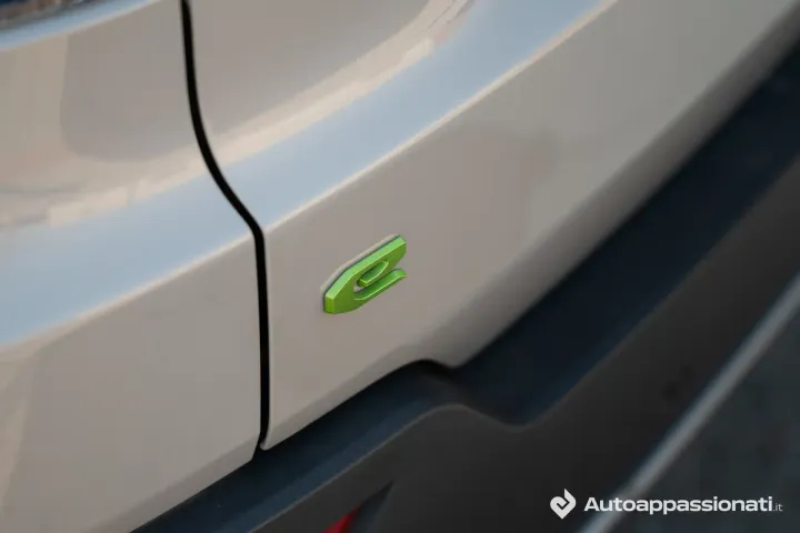 Jeep Avenger e-hybrid logo