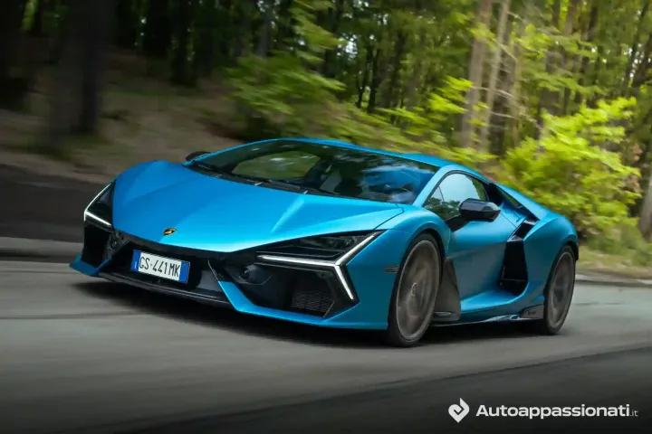 lamborghini revuelto dinamica frontale rettilineo