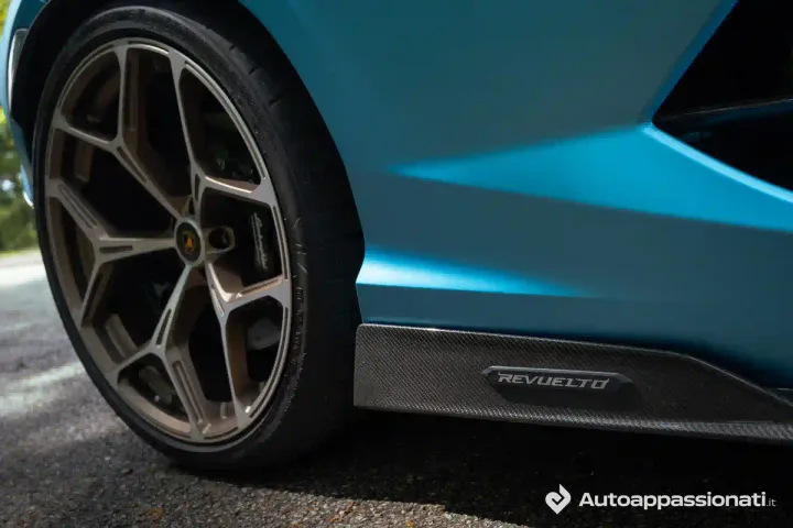 lamborghini revuelto logo laterale