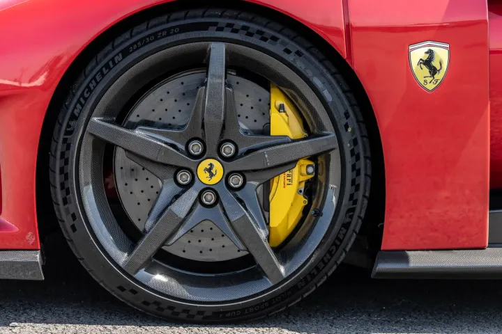 ferrari-f80 gomma e cerchio
