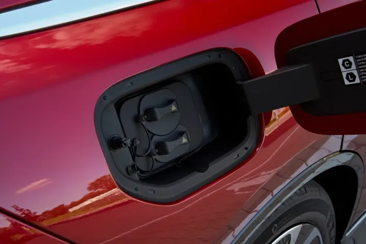 sportello di ricarica mazda6e