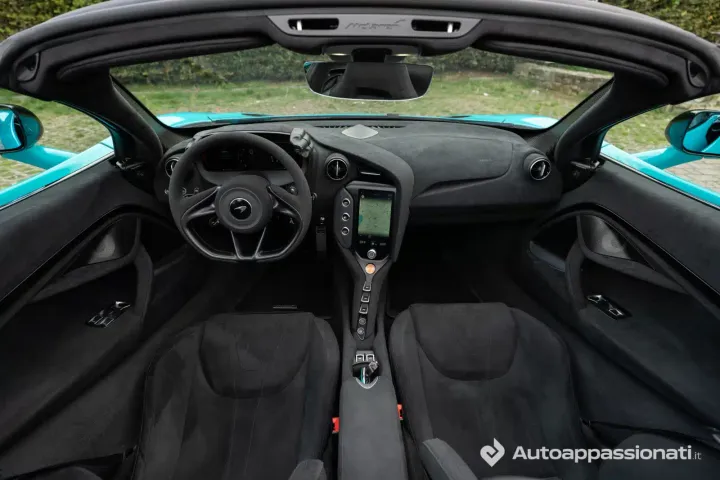 abitacolo mclaren 750S