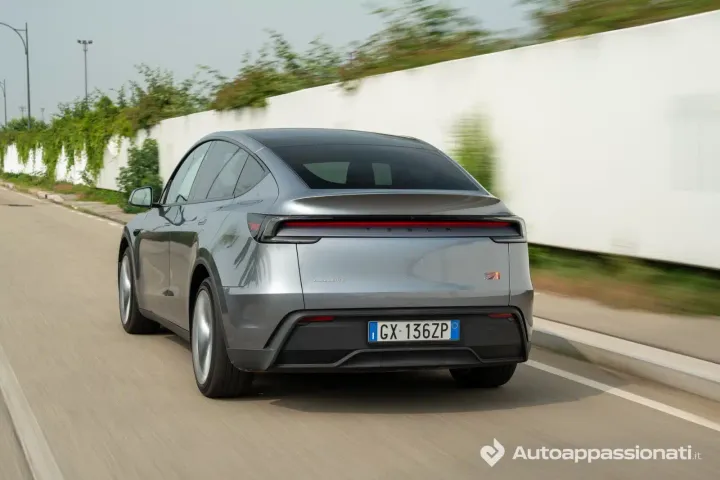 Dinamica posteriore Tesla Model Y