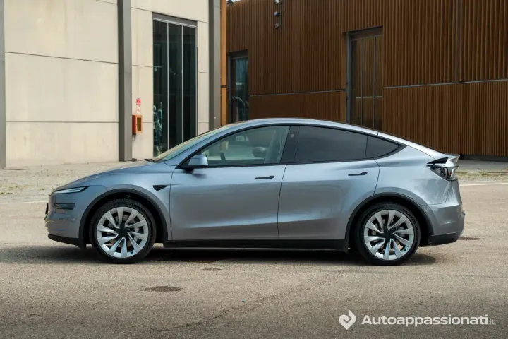 dimensioni tesla model y 2025