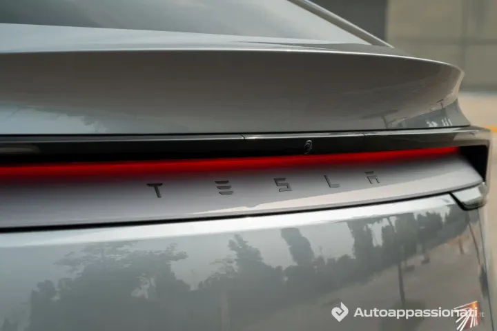 barra luminosa posteriore tesla model y 2025