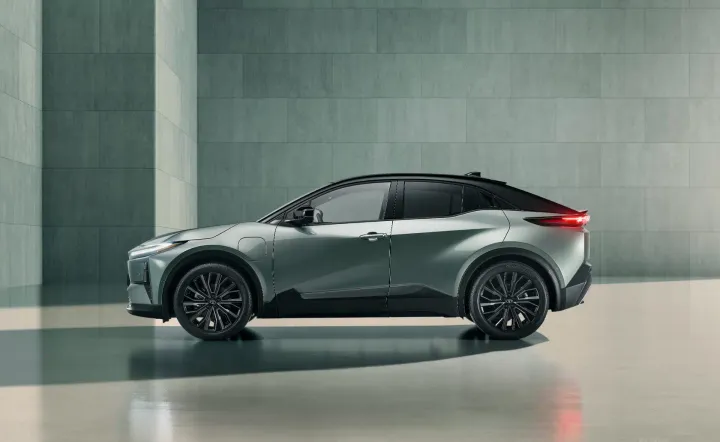 2025toyotac-hr02 laterale