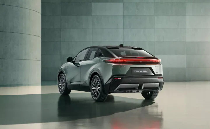 2025toyotac-hr05 posteriore