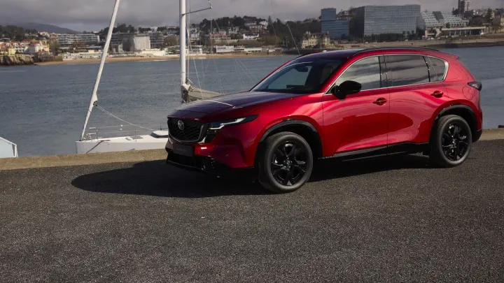Mazda CX-5 2026 tre quarti anteriore on location