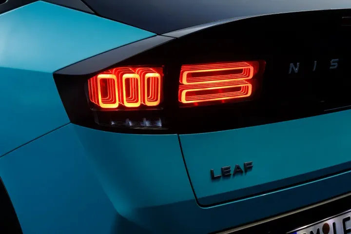 faro posteriore nissan leaf 2026