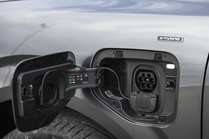 audi q3 e hybrid 2026 logo e hybrid e presa