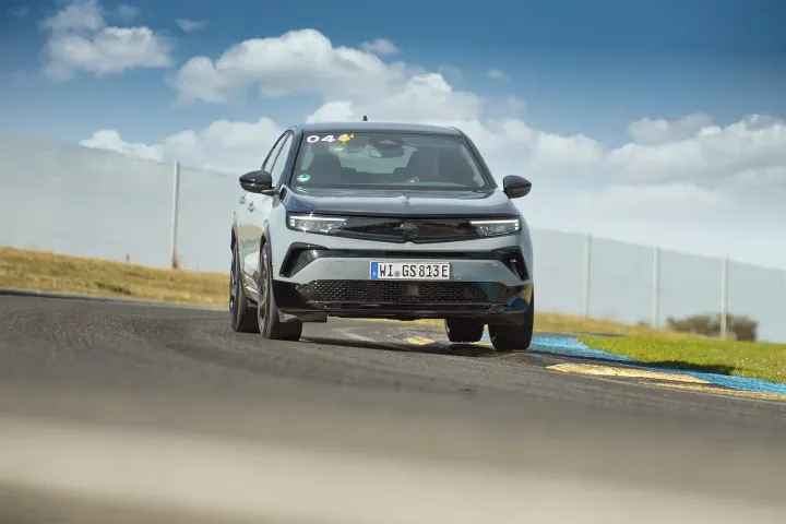 Opel Mokka GSe 2026 dinamica in pista frontale