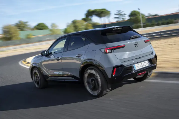 Opel Mokka GSe 2026 dinamica posteriore