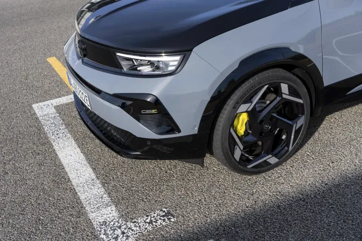 Opel Mokka GSe 2026 cerchi e freni