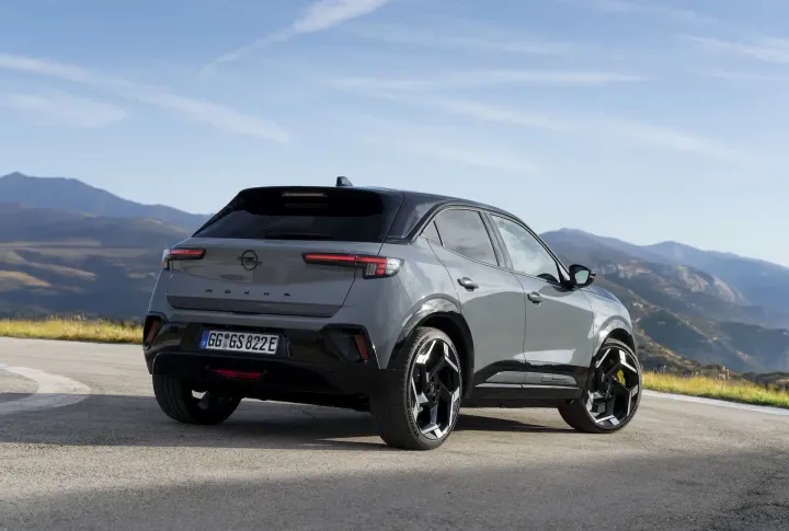 Opel Mokka GSe 2026 posteriore tre quarti