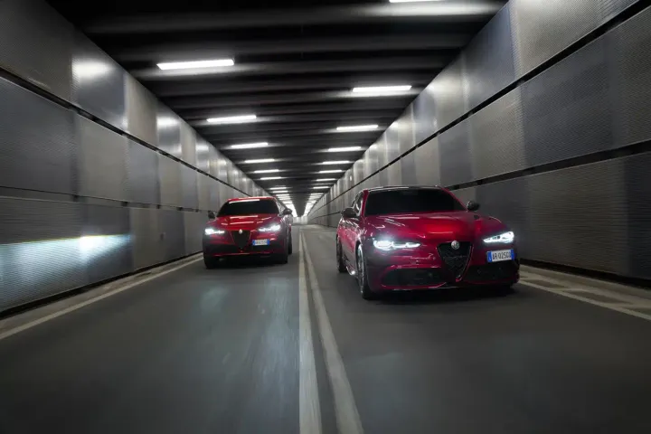 Alfa Romeo Giulia e Stelvio quadrifoglio rosse percorrono un tunnel