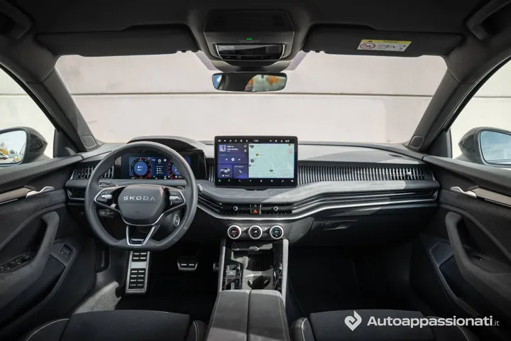 Skoda Superb 2026 iV Plug-In interni piena
