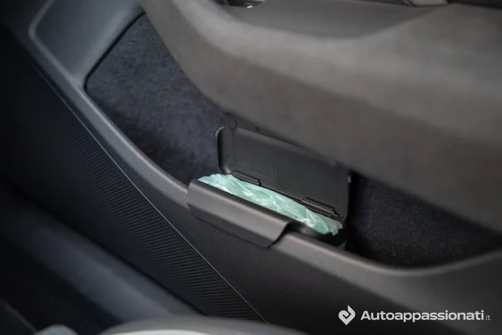 Skoda Superb 2026 iV Plug-In pattumiera nella portiera