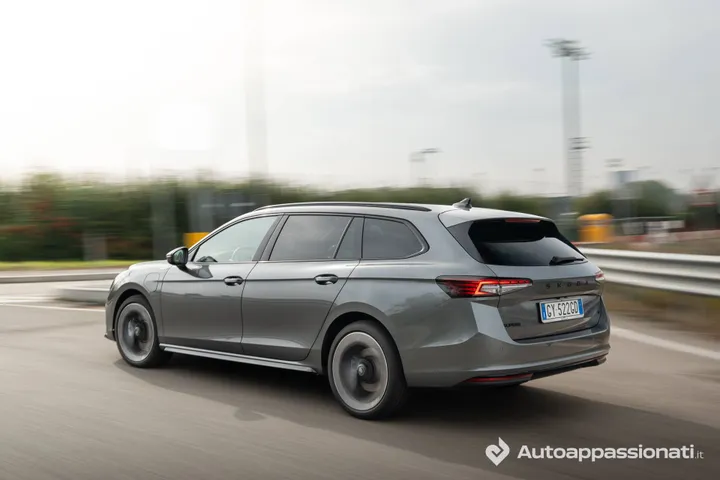 Skoda Superb 2026 iV Plug-In dinamica posteriore tre quarti