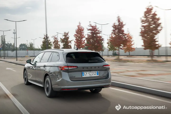 Skoda Superb 2026 iV Plug-In dinamica post pieno