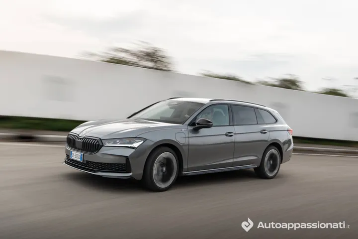 Skoda Superb 2026 iV Plug-In dinamica anteriore curva