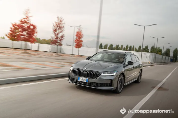 Skoda Superb 2026 iV Plug-In dinamica frontale tre quarti