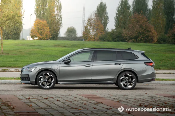 Skoda Superb 2026 iV Plug-In laterale pieno