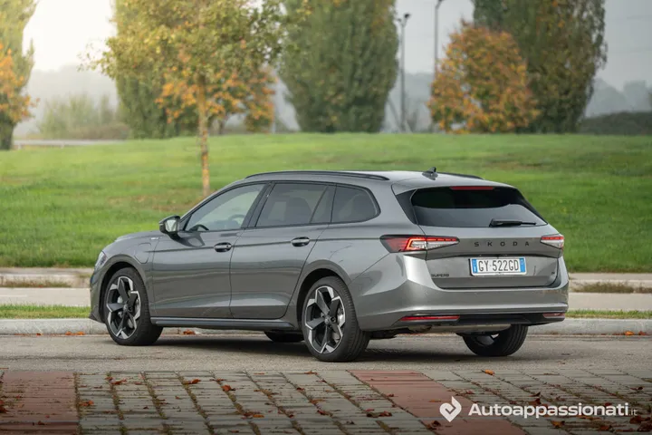 Skoda Superb 2026 iV Plug-In posteriore