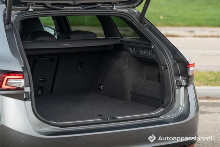 Skoda Superb 2026 iV Plug-In bagagliaio PHEV