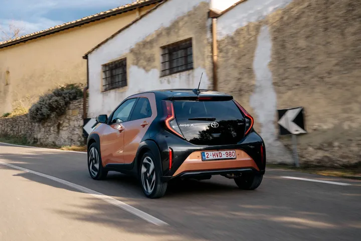 Toyota Aygo X Hybrid 2026 dinamica posteriore