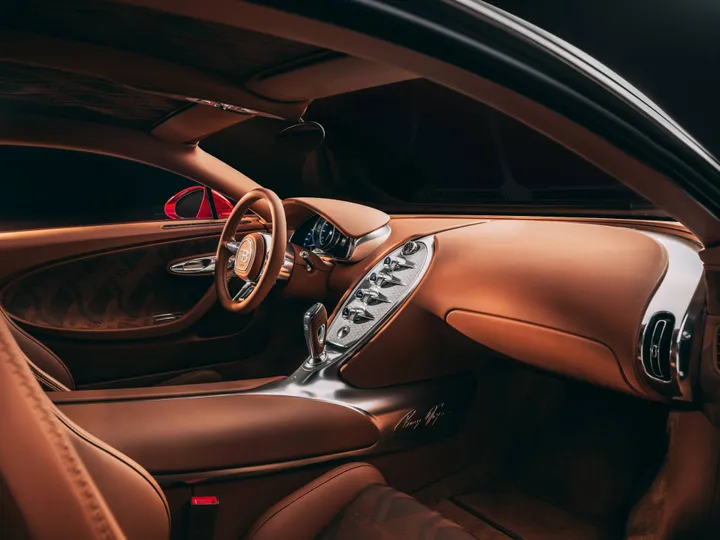 Interni, volante e sedile della Bugatti Veyron nuova in rosso e nero