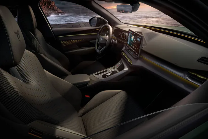 Gli interni della Cupra Terramar con la tecnologia del 3d knitting . Si vedono sedili e plancia completa